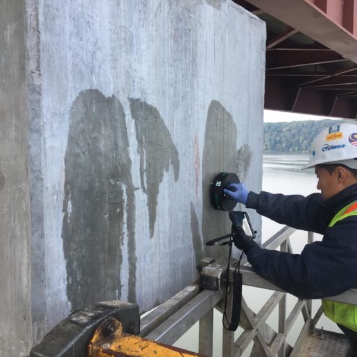 Medición con iCOR sobre un muro de hormigón con manchas de humedad