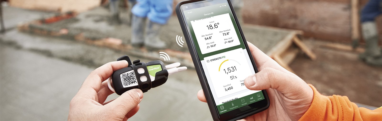 Trabajador en obra consultando en su teléfono la temperatura y la resistencia que entrega el sensor SmartRock